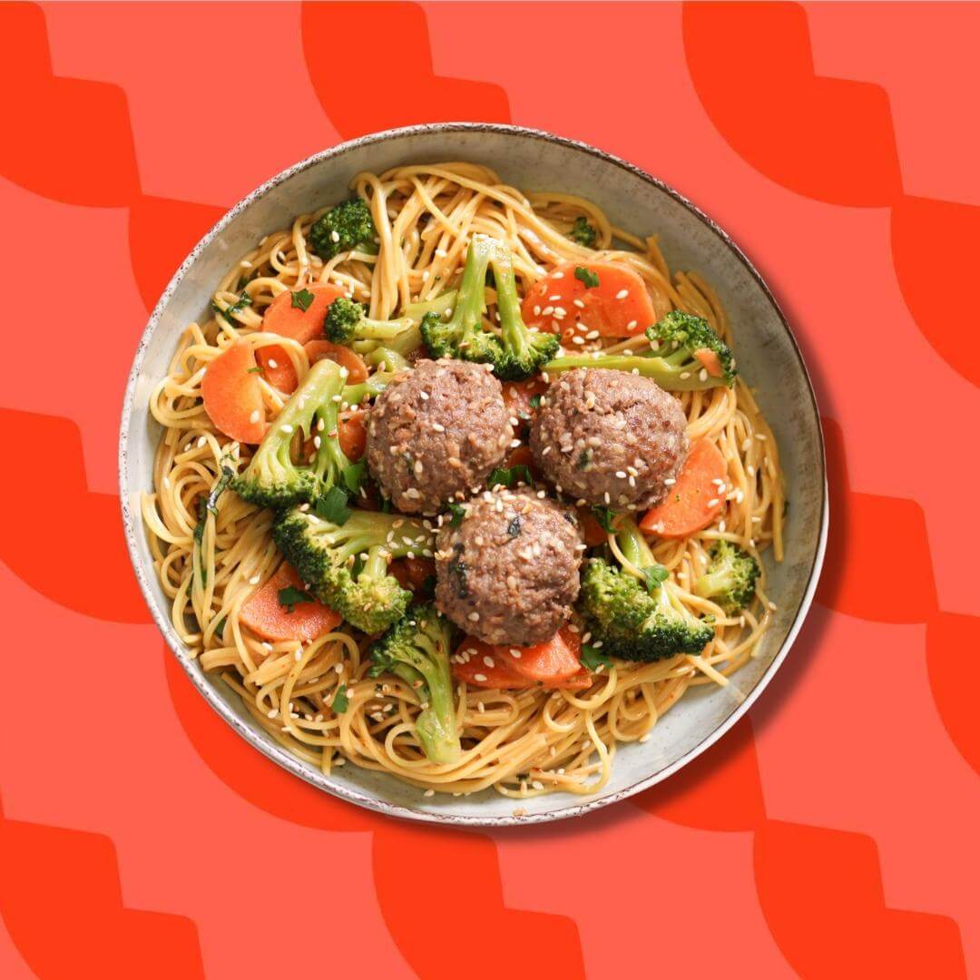 Boulettes de boeuf façon thaï, nouilles sautées, carottes et brocolis